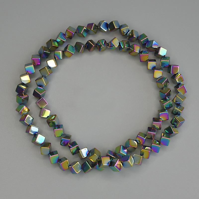 חרוזי המטיט בגווני הקשת, בצורת קובייה 4×4 מ״מ, עם חור מעבר, על חוט, אורך 38 ס״מ+