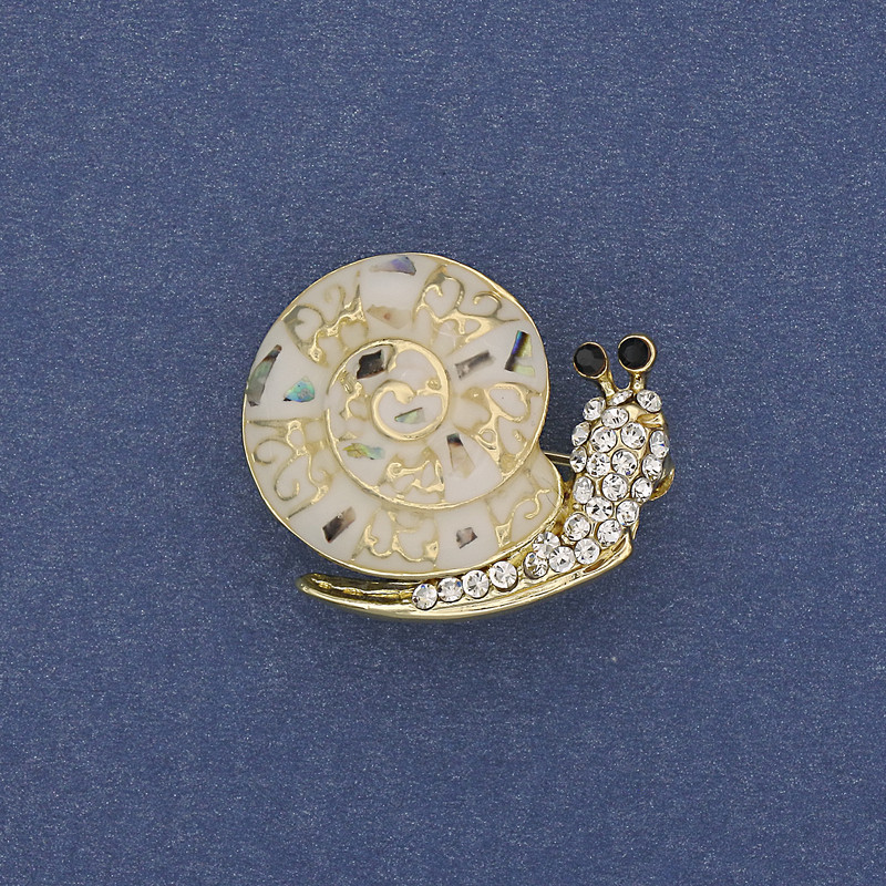 סיכת חזה «שבלול» עם הליוטיס, קריסטלים לבנים, צבע מתכת זהב 20×26mm+