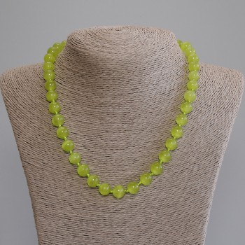 מחרוזת חרוזי עין החתול – חרוזים חלקים בקוטר כ-9.5 מ״מ, אורך כ-50 ס״מ, עם סוגר