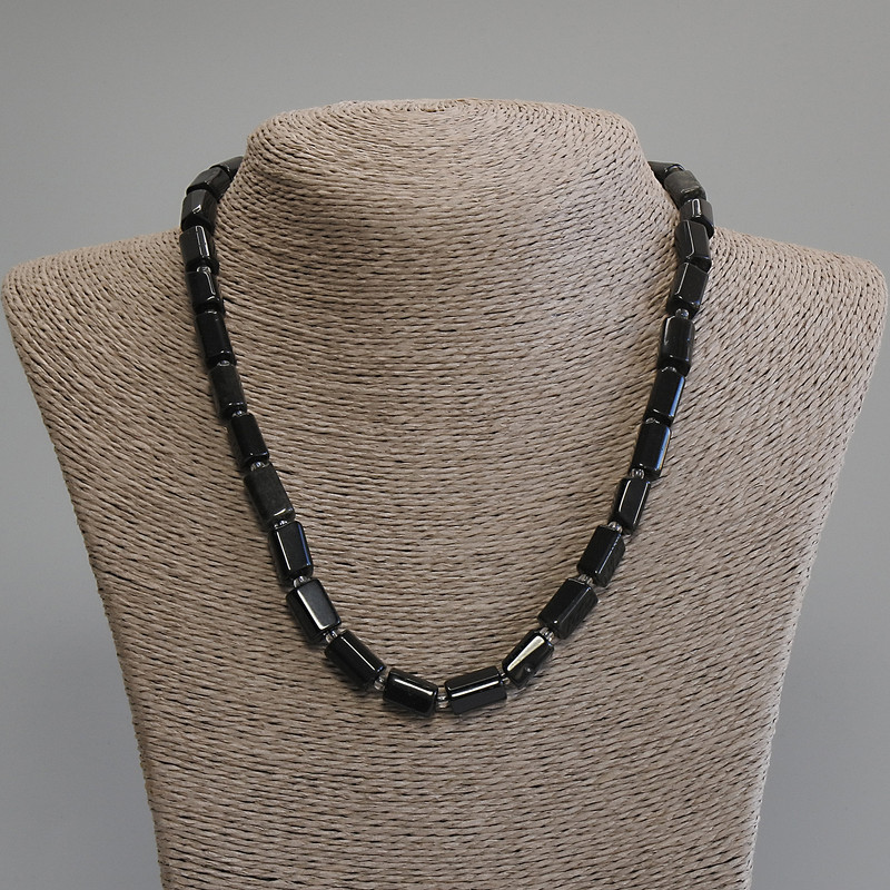 שרשרת מטורמלין שחור – חיתוך משונן, קוטר 10–13×7–8 מ״מ, חרוזי 3 מ״מ, אורך 45 ס״מ, עם נעילה