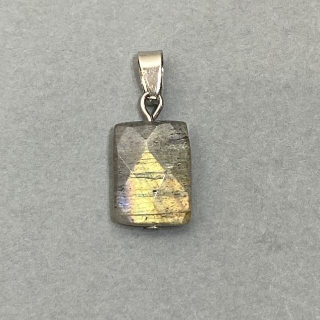 תליון לאברדרייט עם חוליה בזוויות 27×11 מ״מ+