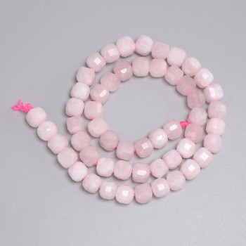 חרוזי קווארץ ורוד בצורת קובייה 7×7 מ״מ, אורך 37 ס״מ — על חוט