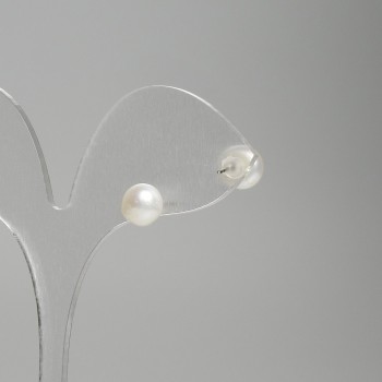 עגילי פוסט עם פנינים נהריות, קוטר 6 מ"מ+