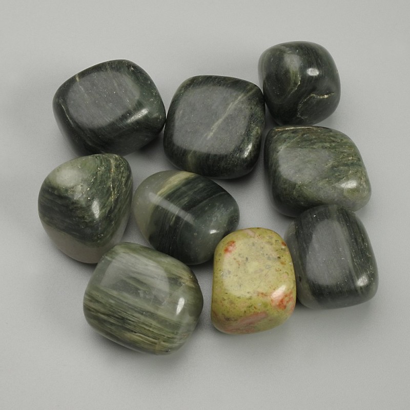 אבני סרפיניט טבעיות, מגולפות ללא חור, 15–22×18–25 מ״מ +/- (ל-100 גרם +/-)