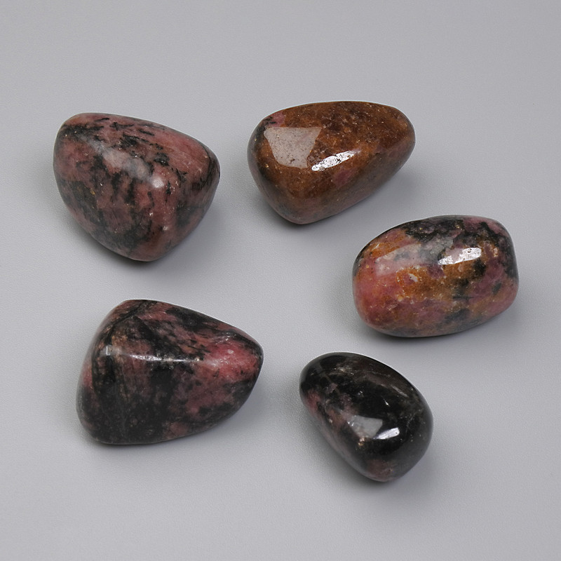 אבן טבעית רודוניט מגולפת ללא חור, 16–20×14–18 מ״מ ±, תערובת מידות (ל-100 גרם ±)