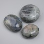 לאברדרייט טבעי מגולף ללא חור 40–50×22–35 מ״מ ± (ל–100 גרם ±)