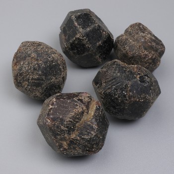 אבן גרנט טבעית בצורת מגולף ללא חור 20-26×20-24 מ״מ ± (ל-100 גרם ±)