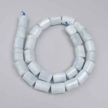 חרוזי אקוומרין בצורת משולש, קוטר 10–16×10 מ״מ ± על החוט, אורך כ-39 ס״מ+