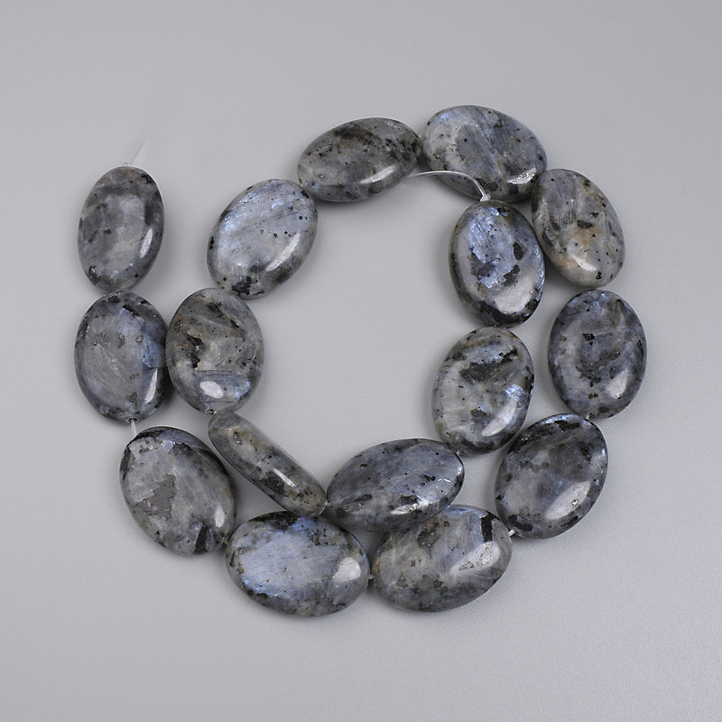 חרוזי לאברדרייט בצורת אובאלית, 25×18 מ"מ ±, על חוט, אורך 39 ס"מ+