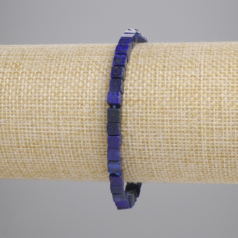 צמיד לאזוריט – קוביה 4.5×4.5 מ״מ, אורך 18 ס״מ, מתיחה