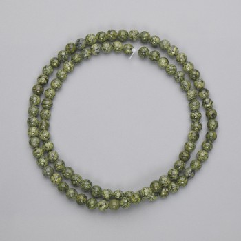 חרוזי סרפנטיין חלקים בצורת כדור, קוטר 4–5 מ״מ, על חוט, אורך 39 ס״מ+