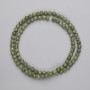 חרוזי סרפנטיין חלקים בצורת כדור, קוטר 4–5 מ״מ, על חוט, אורך 39 ס״מ+