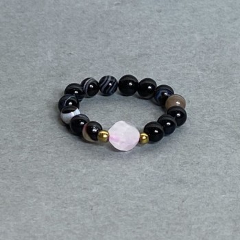 טבעת אגט מלוטשת עם חרוז ורוד קוורץ רב-פנים, קוטר 4 מ״מ ±, על בסיס אלסטי