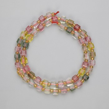חרוזי קוורץ צבועים בצורת קוביה מלוטשת, קוטר 5×5 מ״מ, חרוזים זעירים 3 מ״מ, אורך 37 ס״מ על חוט