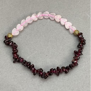 צמיד קווארץ ורוד לב בצורת לב, קוטר 6 מ״מ+- שבבי גרנט 6×3 מ״מ+- עם תוספות מתכתיות, אורך 18 ס״מ+- אלסטי