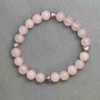 צמיד קוורץ ורוד עם חרוזים חלקים בקוטר 8 מ״מ ± עם תוספות מתכת, אורך 18 ס״מ ± סטרץ'