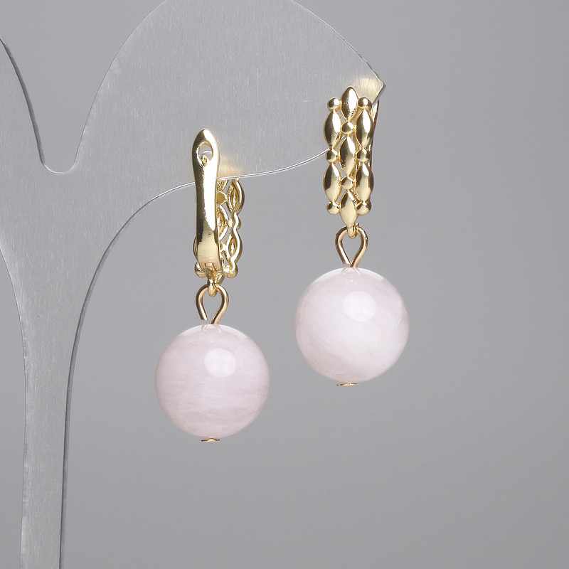 עגילים מקוורץ ורוד מדגסקר, כדור חלק 14 מ״מ +/- , אורך 34 מ״מ