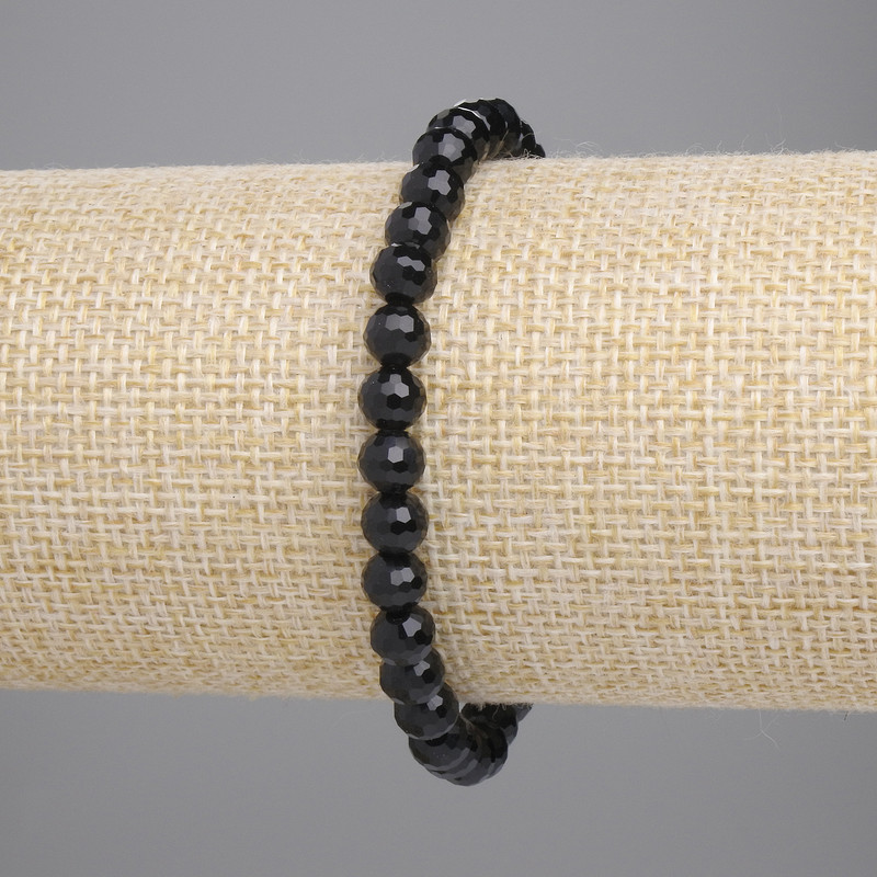 צמיד אגט מלאכותי מזכוכית צ'כית שחורה – חרוזים מחוצבים בקוטר 6 מ״מ, אורך 18 ס״מ, סטרץ'