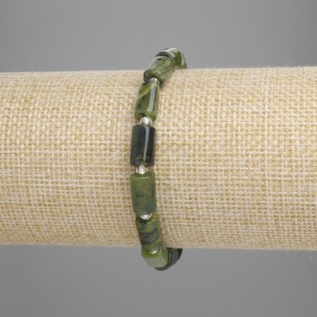 צמיד ג'יידייט בשבבי אבנים, קוטר 8 מ״מ, 5–10×5 מ״מ ±, חרוזים זעירים 3 מ״מ ±, אורך 18 ס״מ ±, סטרץ