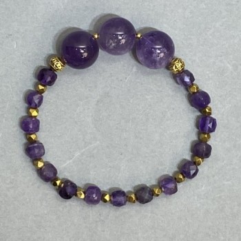 צמיד אמטיסט – חרוז כדור בקוטר 14 מ"מ ±, קוביה מלוטשת 6 מ"מ ±, עם תוספות מתכת, אורך 18 ס"מ ±, אלסטי