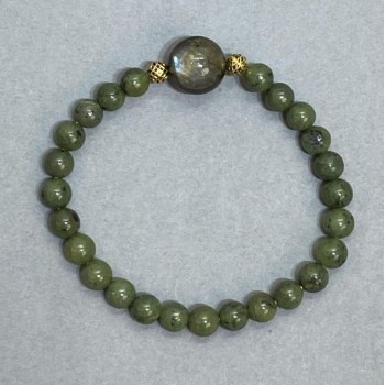 צמיד מג'יידייט ולאברדרייט – חרוזים בקוטר 6 מ״מ ±, חרוזי לאברדרייט בקוטר 12 מ״מ ±, עם תוספות מתכתיות, אורך 18 ס״מ ±, אלסטי