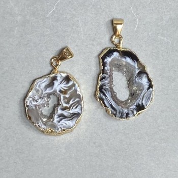 תליון אגט טבעי, חתוך בדרוזה 23–25×20–22 מ״מ, אורך 32–37 מ״מ, במגוון גדלים