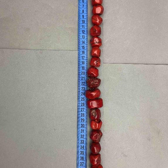 חרוזי אלמוג טבעי חתוכים בגדלים שונים, קוטר מגוון: 12–20×18–24 מ״מ, משקל כ-288 גרם, אורך 42 ס״מ ± על חוט