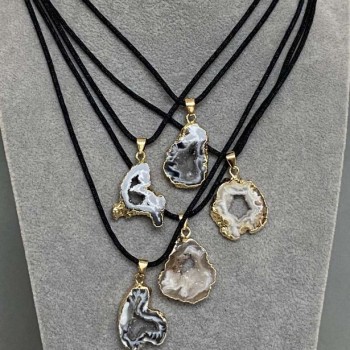 תליון אגט עם דרוזה, חתך 23–25×20–22 מ״מ, אורך 32–37 מ״מ, מגווני גדלים על השרוך, אורך 56 ס״מ, מתכוונן באמצעות קשירה