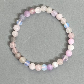 צמיד קוורץ ורוד, אגט ואופאלייט, חרוזים חלקים בקוטר כ-6 מ״מ, אורך כ-18 ס״מ, אלסטי