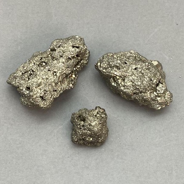 פיריט טבעי לא מעובד, קוטר 23–45×19–26×15–20 מ״מ ± (גדלים שונים) (מחיר ל-100 גרם)