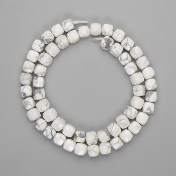 חרוזי קאולונג מלוטשים בצורת קוביה 7×7 מ״מ, אורך 39 ס״מ על חוט