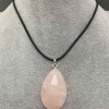 תליון קוורץ ורוד בצורת טיפה, בקוטר 42×25 מ״מ +- על חוט גומי, אורך 52 ס״מ + שרשרת אורך 5 ס״מ