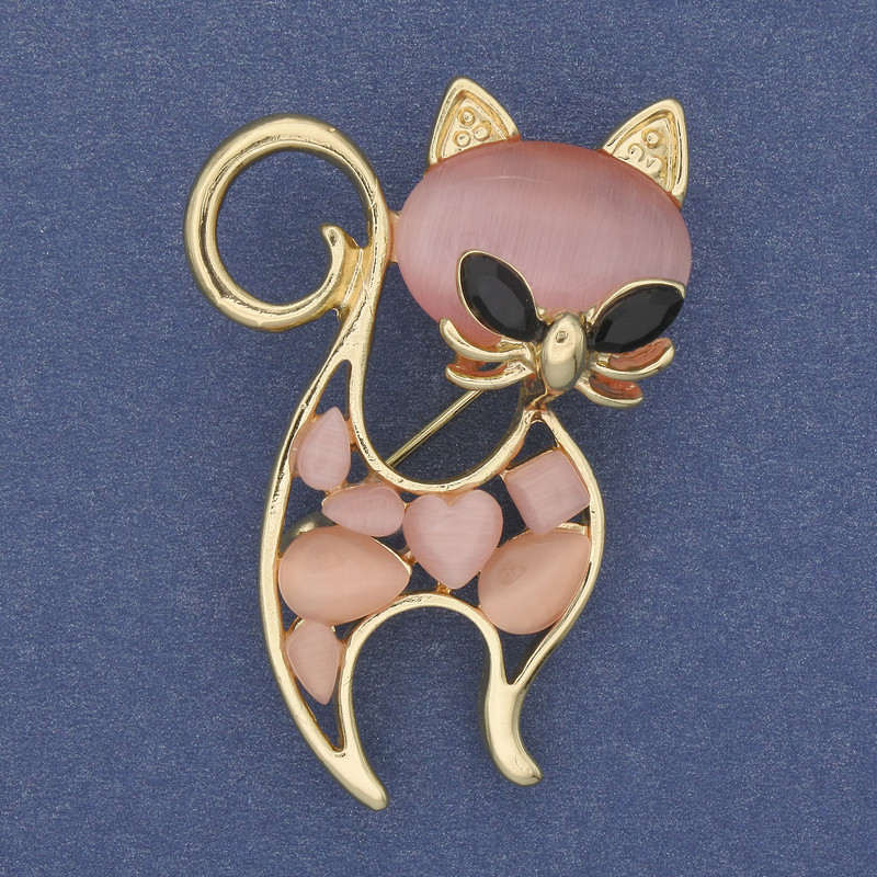 סיכת-תליון חתולה עם אבן עין החתול ורודה, סטרזים, מתכת זהובה, 45×30 מ״מ+