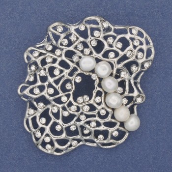 סיכה-תליון אקצנט עם פנינים לבנות ואבני סטרזים, מתכת כסופה 55×64 מ״מ+