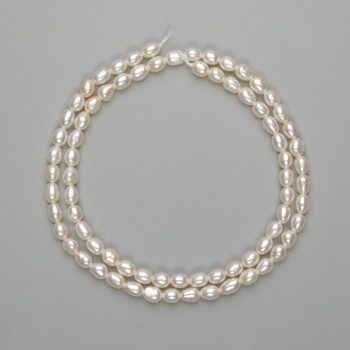 חרוזי פנינה טבעיים מהנהרות 5–5,5×4 מ״מ, אורך 39 ס״מ± על החוט