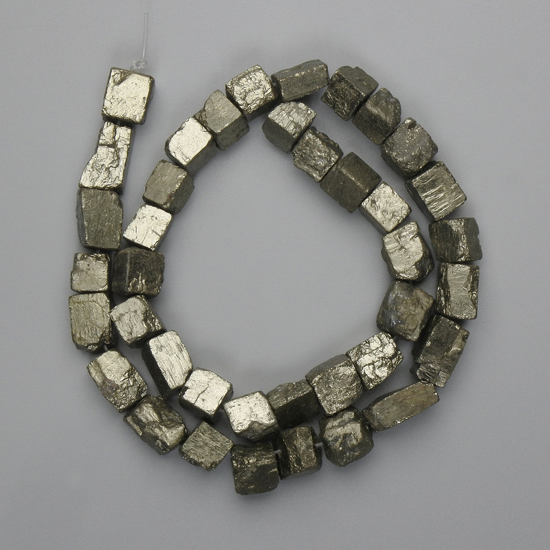 חרוזי פיריט טבעיים, צורה לא מלוטשת, קוטר 4–12×7–11 מ״מ + -, אורך 38 ס״מ + - על חוט