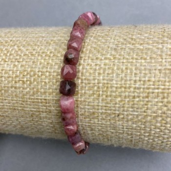 צמיד ורודוניט בצורת קוביה חתוכה, גודל כ-5×5 מ״מ, אורך 18 ס״מ — סטרץ