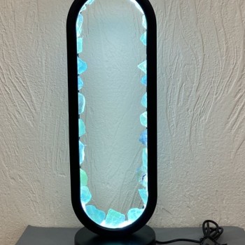 נר לילה מפלואוריט לא מעובד על בסיס מתכת שחורה, קוטר 32.5×10 ס״מ, כבל USB