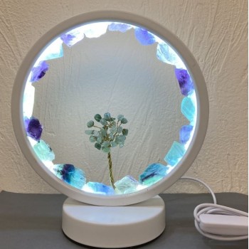 מנורת לילה טבעית מפלואוריט על בסיס מתכתי לבן, קוטר 18 ס״מ ±, כבל USB