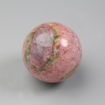 כדור מזכרת מאבן ורודוניט טבעית, קוטר 50–60 מ״מ ± מגוון גדלים, משקל מ-200 גרם. (מחיר לכל 100 גרם)