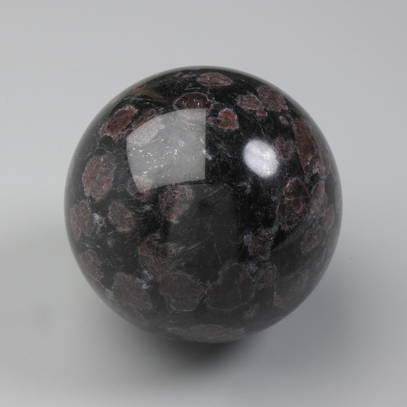 כדור נוי מאבן טבעית נואומיט, קוטר 55–60 מ״מ, מבחר מידות, משקל החל מ-400 גרם. (מחיר ל-100 גרם)