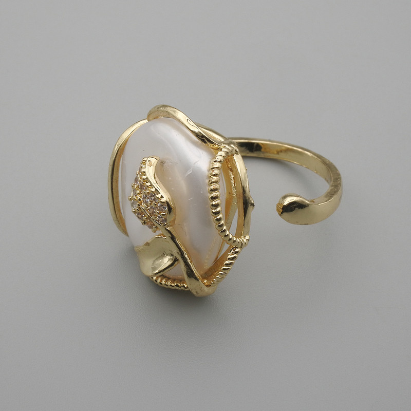 טבעת פנינת ברוק במסגרת זהובה ~, קוטר 22×20 מ״מ ± ללא מידה