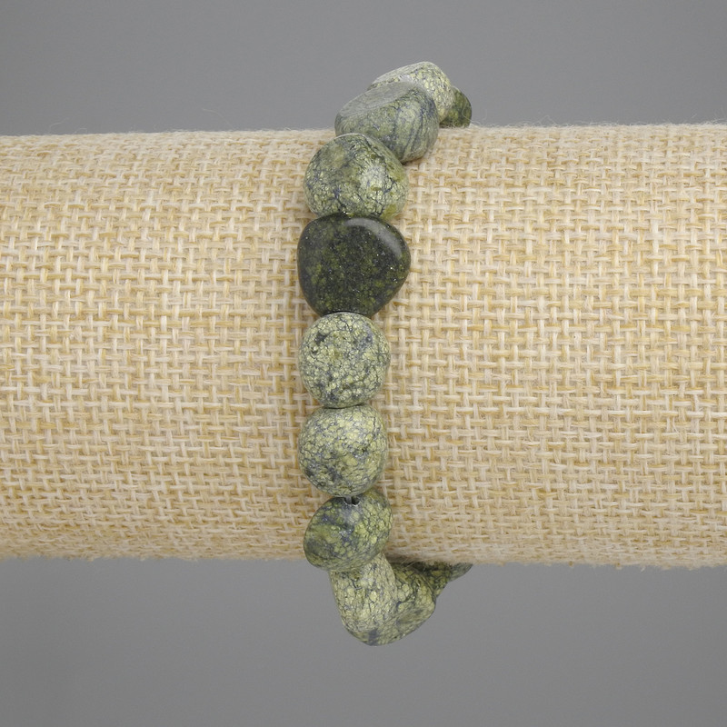 צמיד מסרפנטין מלוטש, קוטר 10-12×10-11, 5 מ״מ ±, אורך 18 ס״מ ± סטרץ'