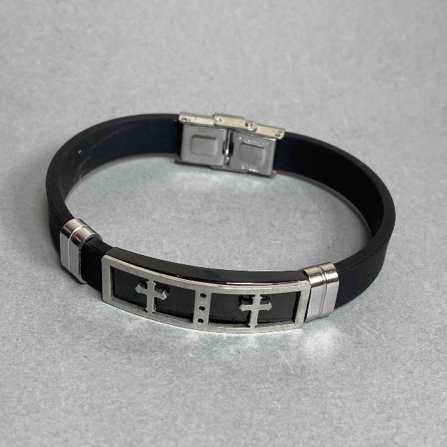 צמיד גברי עם תוספות מתכת, אורך 21 ס״מ, עובי 10 מ״מ ±, עובי התוספת 11.5 מ״מ ±, בבסיס גומי