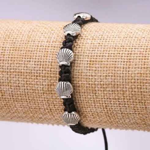 צמיד בסגנון «שמבאלה» עם צדפים על חוט שחור, אורך 15-25 ס״מ