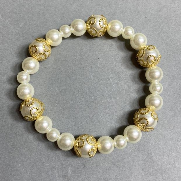 צמיד מאיורקה (אקריל) חרוזי 6 מ״מ ± 8 מ״מ ± 10 מ״מ ± עם תוספות מתכתיות, אורך 18 ס״מ ± אלסטי