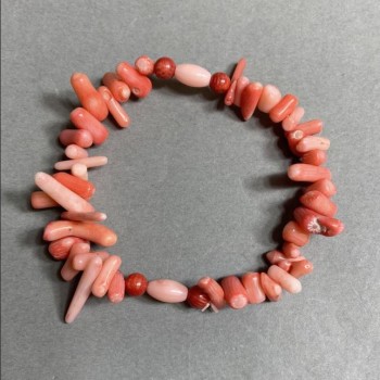 צמיד אלמוג חתוך 8-20×2-5 מ"מ+- חרוז 5 מ"מ+- גרגר 8×5 מ"מ+-, אורך 18 ס"מ +- סטרץ'