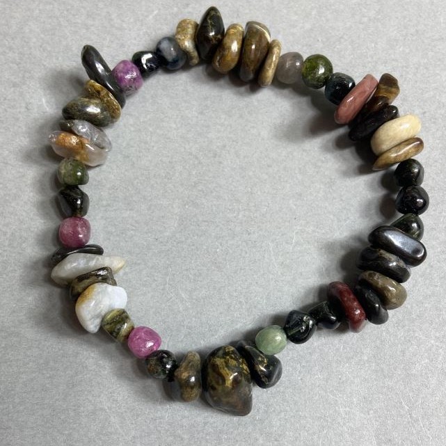 צמיד מגוון גרגרי אבן טבעית 7–12×2–5 מ״מ ± אלמנטים מלוטשים 5–9×5 מ״מ ±, אורך 18 ס״מ ± סטרץ'