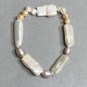 צמיד מפניני בארוק ופניני נהר 22-25×9-9,5 מ״מ±, פניני נהר 6×5 מ״מ±, 8-9×5-6 מ״מ±, אורך 18 ס״מ±, אלסטי