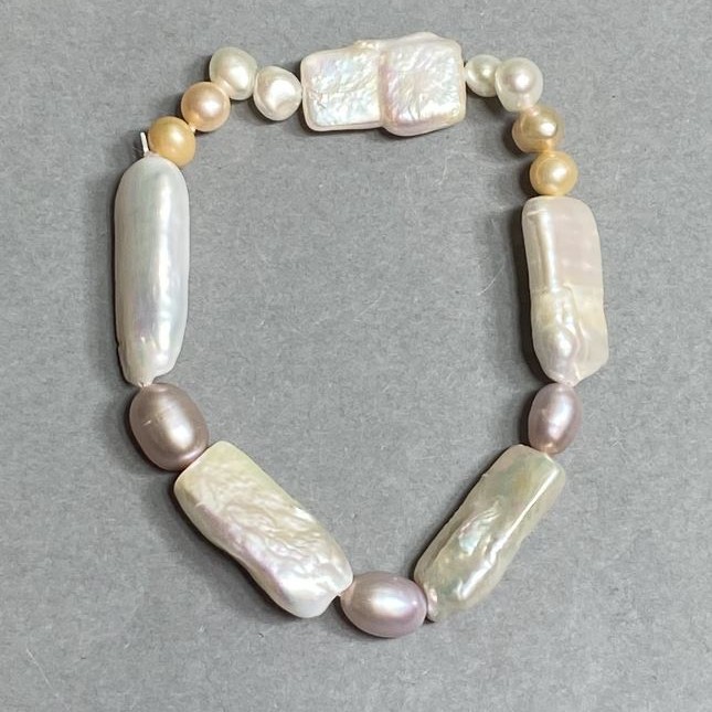 צמיד מפניני בארוק ופניני נהר 22-25×9-9,5 מ״מ±, פניני נהר 6×5 מ״מ±, 8-9×5-6 מ״מ±, אורך 18 ס״מ±, אלסטי